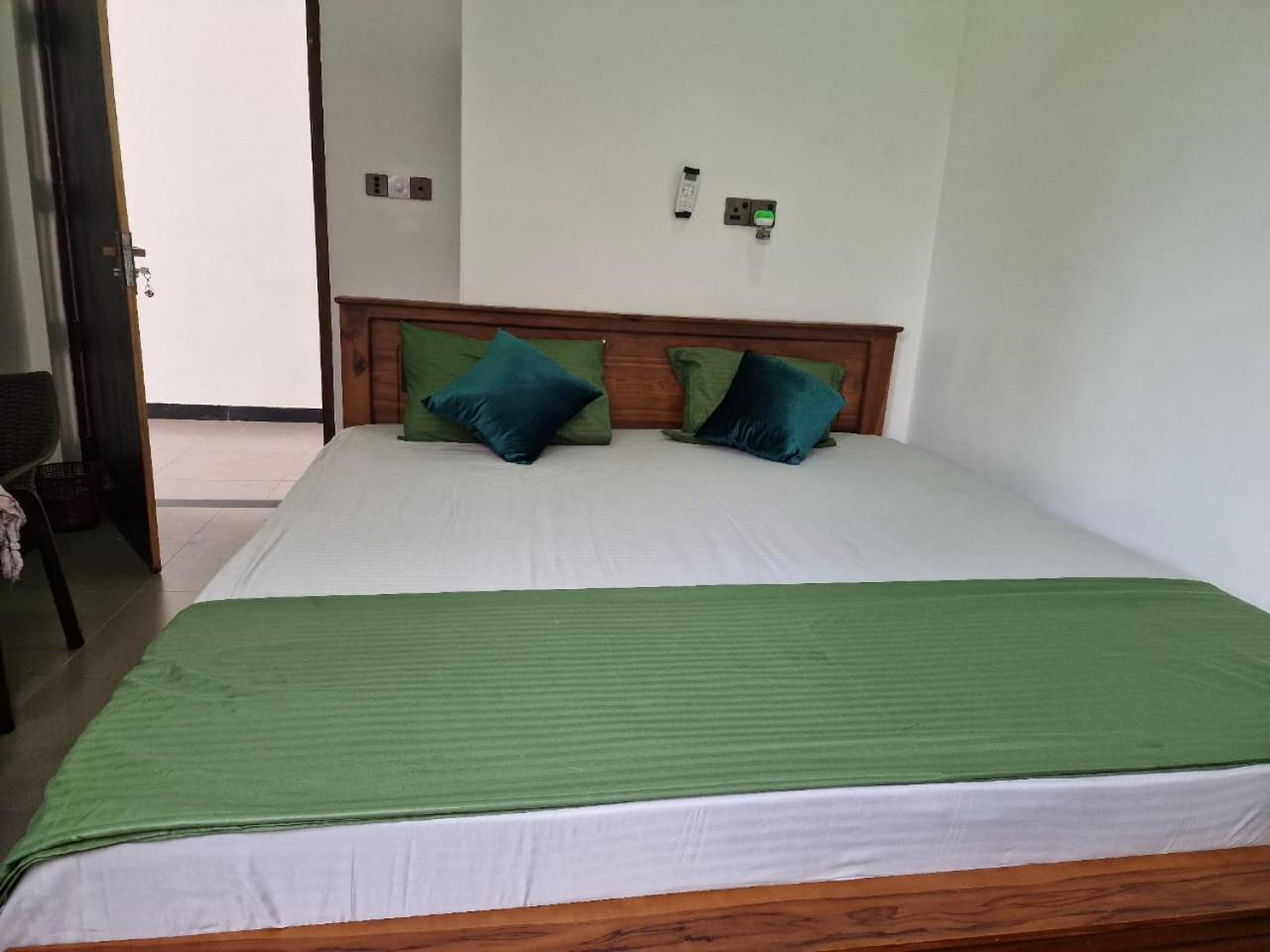 Javi Holiday Home Trincomalee Exterior photo