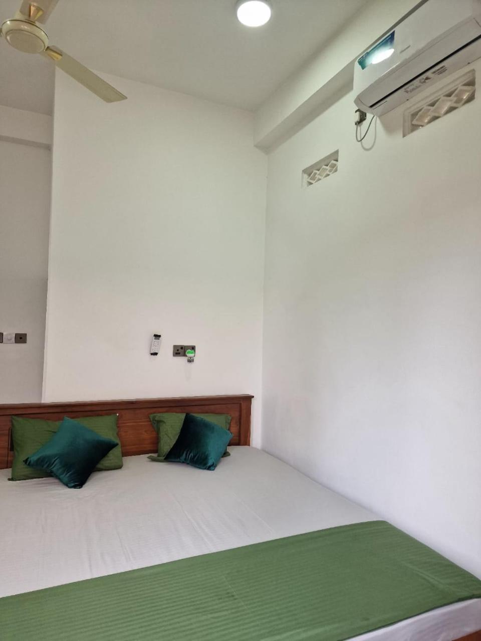 Javi Holiday Home Trincomalee Exterior photo