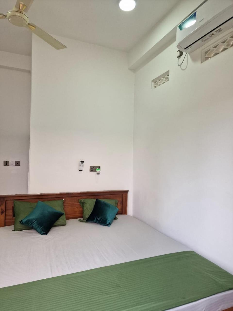 Javi Holiday Home Trincomalee Exterior photo