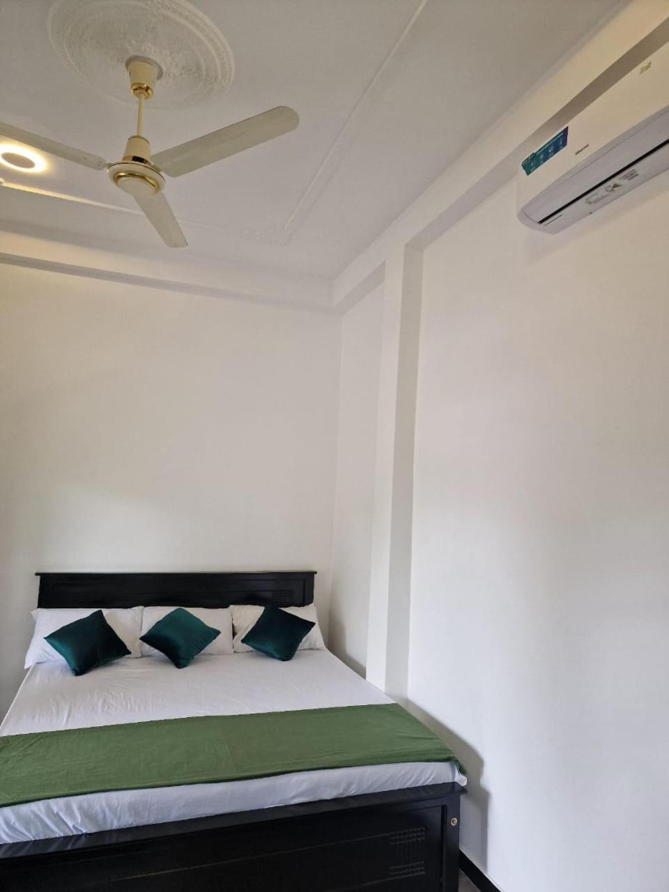 Javi Holiday Home Trincomalee Exterior photo
