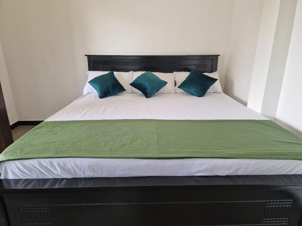 Javi Holiday Home Trincomalee Exterior photo